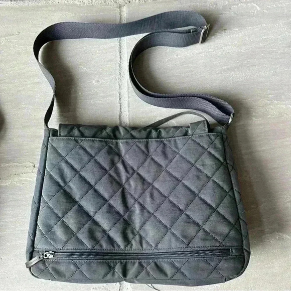Baggallini Gray Quilted Crossbody Messenger Triple Zip Flap Bag Purse w
Pouch - Picture 6 of 9